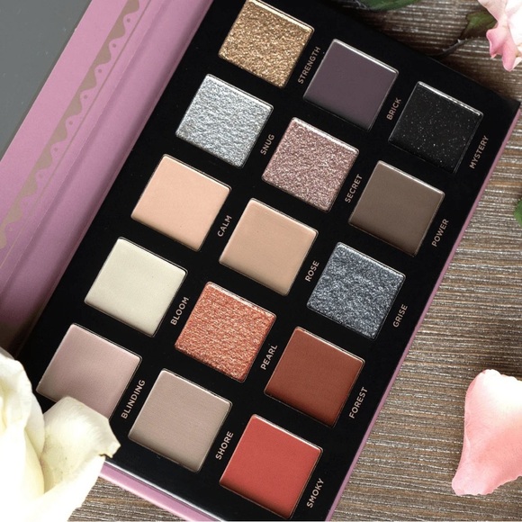ACE BEAUTÉ SMOKY ROSES EYESHADOW PALETTE [LIMITED EDITION] - Picture 3 of 6
